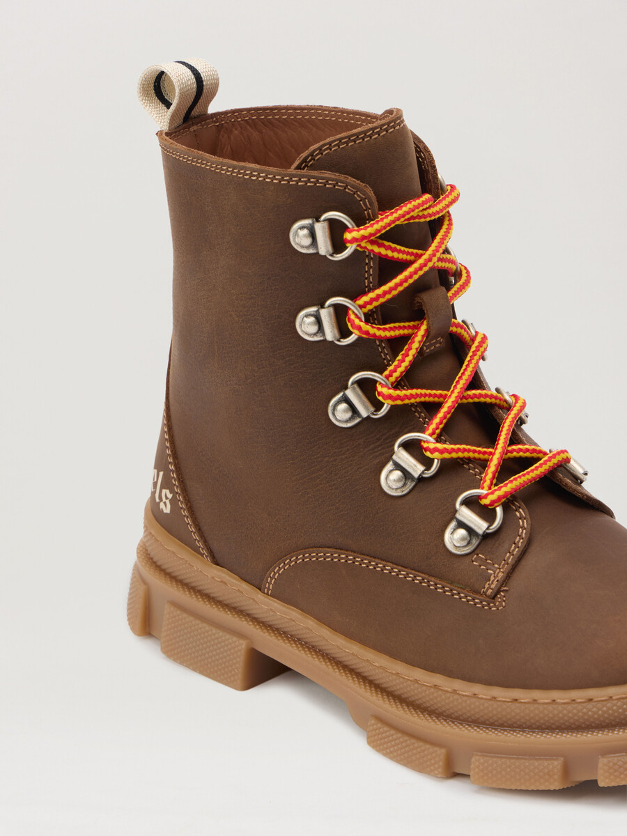 botines con cordones track