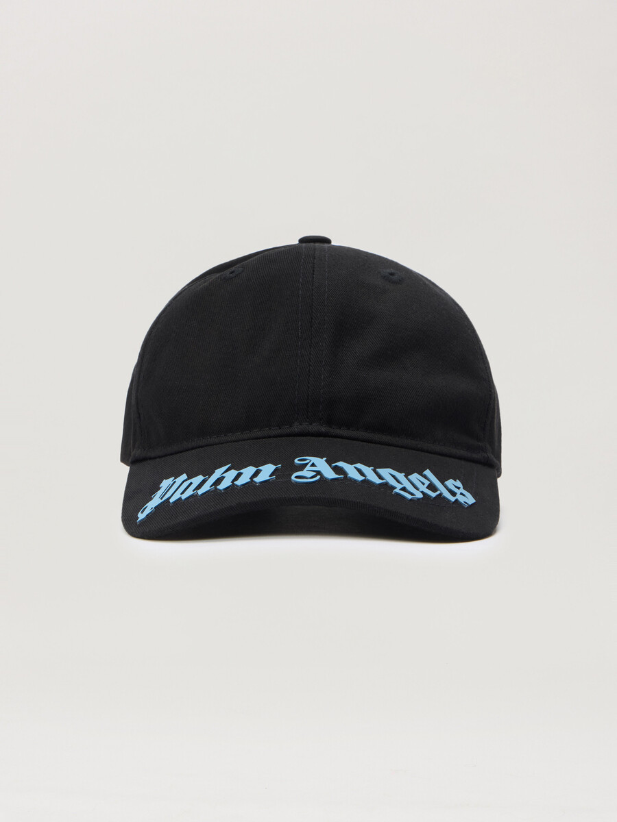 gorra con logotipo gótico