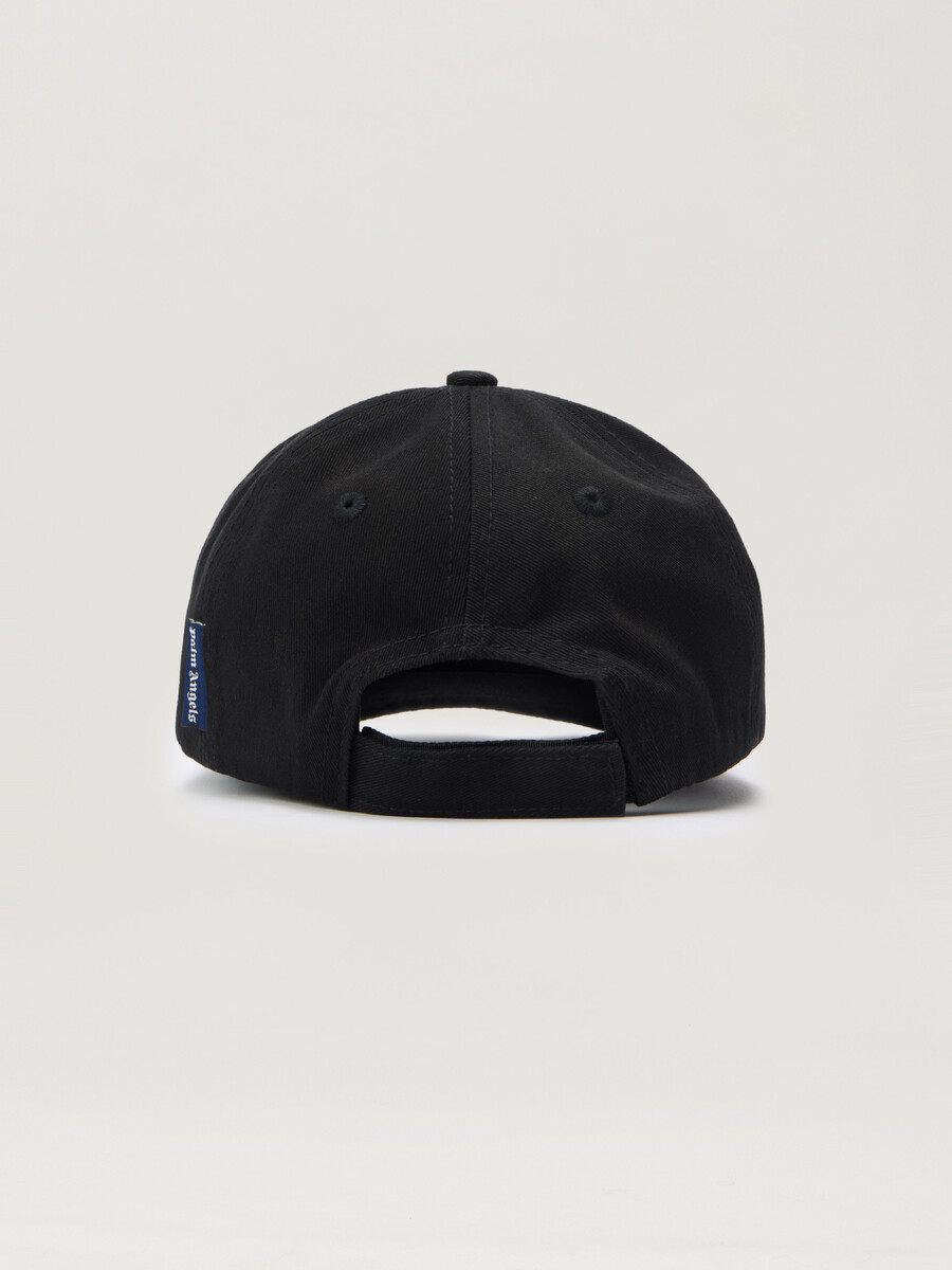 gorra con logotipo gótico