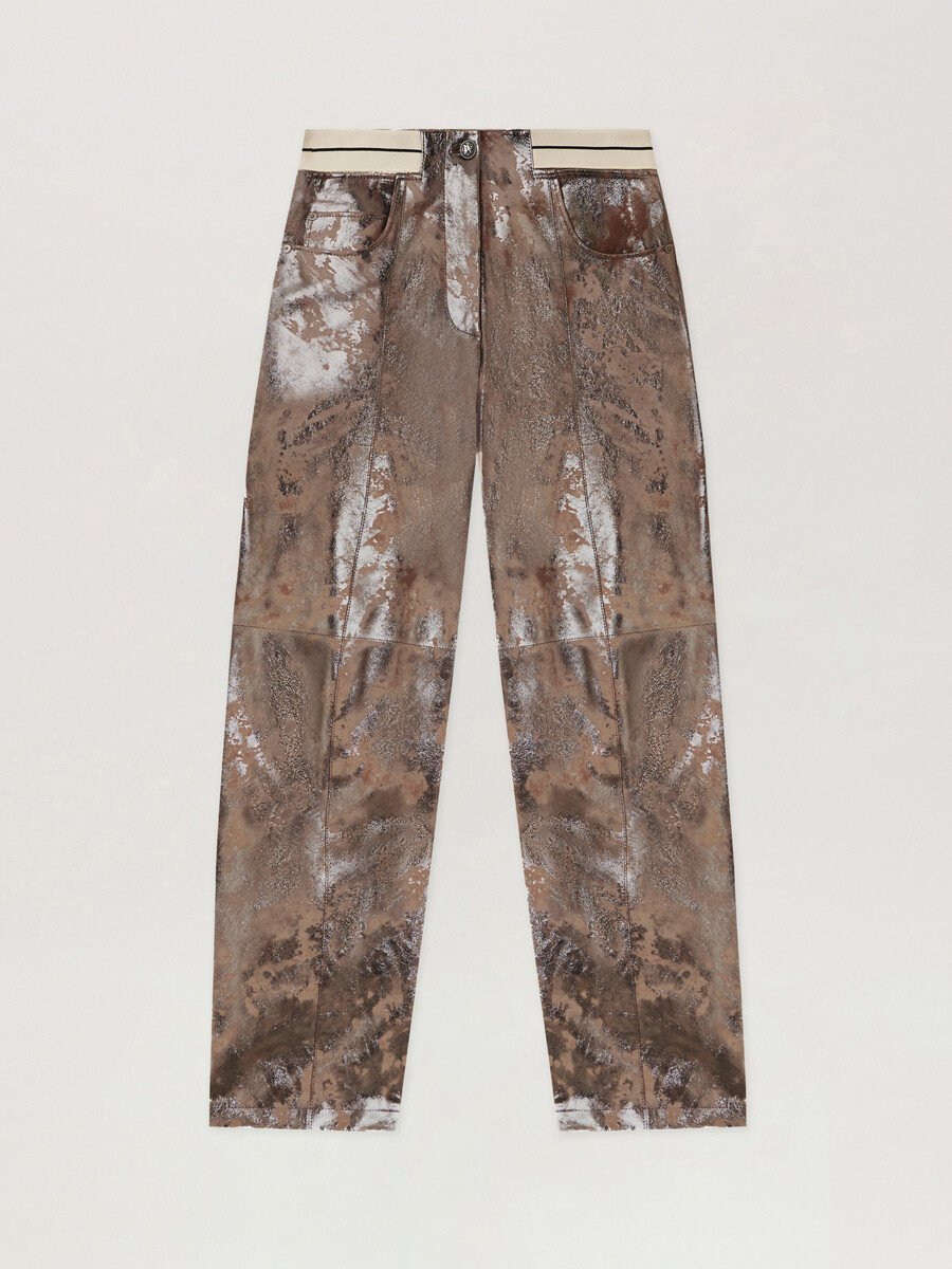 pantalón carrot de cuero laminado