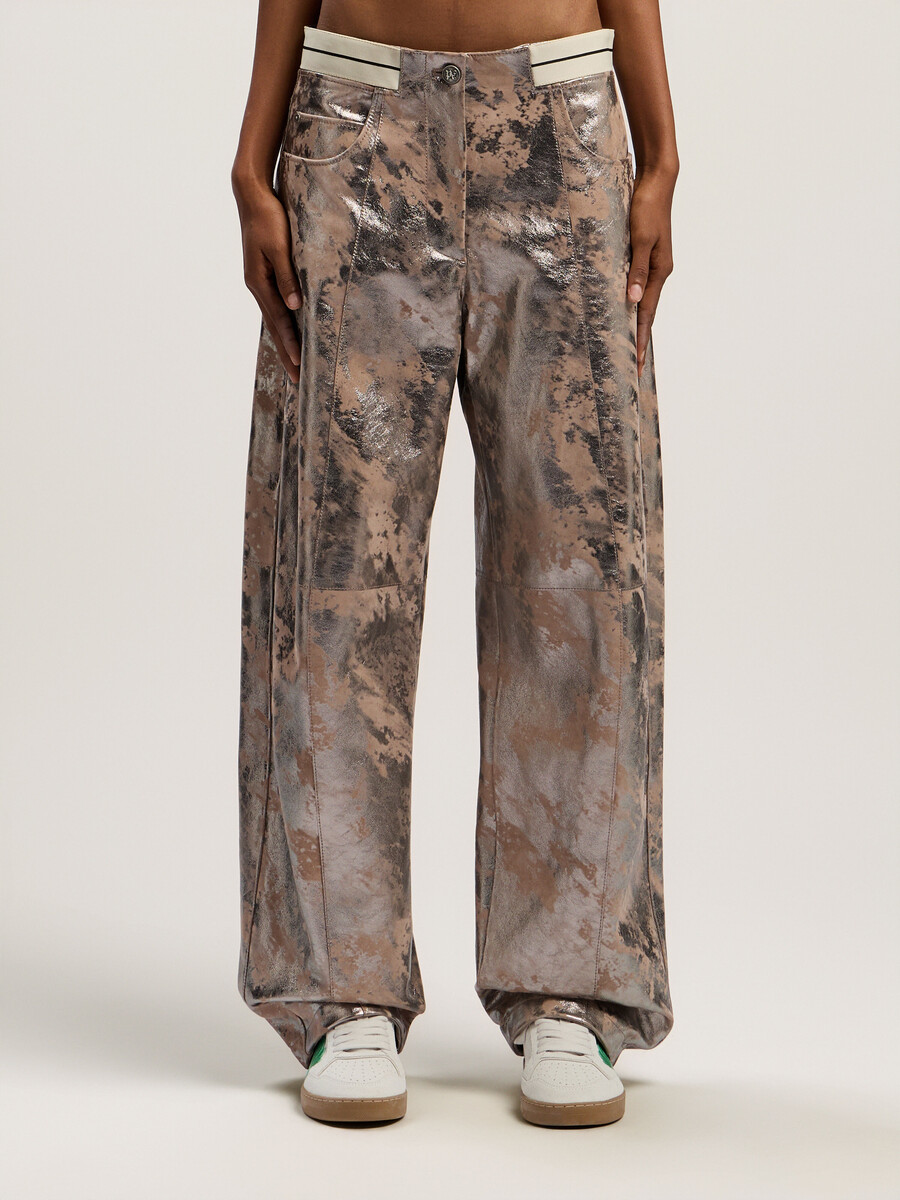 pantalón carrot de cuero laminado