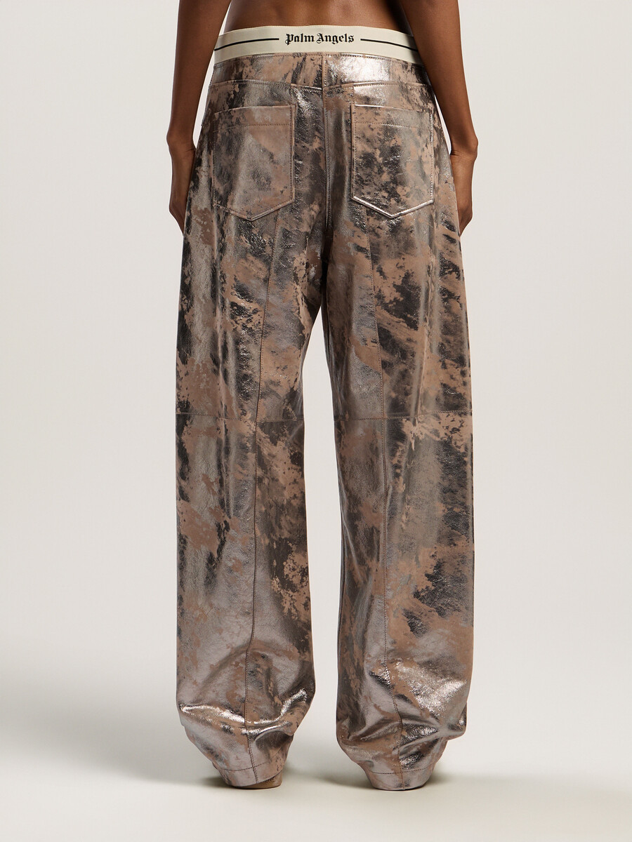 pantalón carrot de cuero laminado