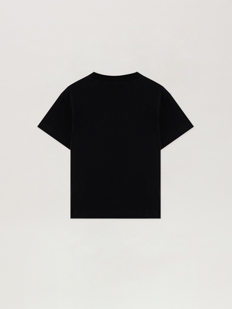 camiseta con logotipo borroso