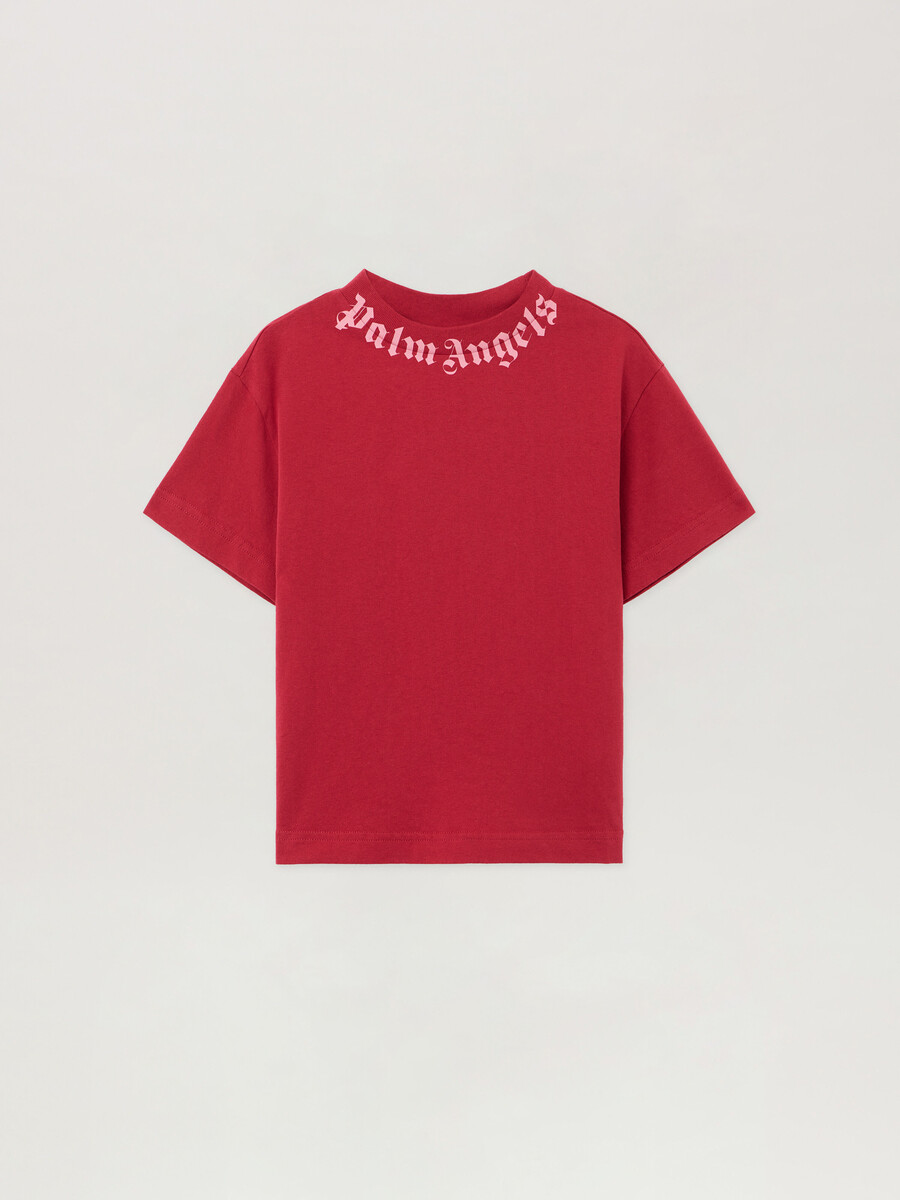 camiseta con logotipo en el cuello