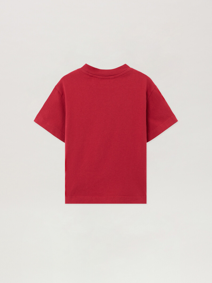 camiseta con logotipo en el cuello