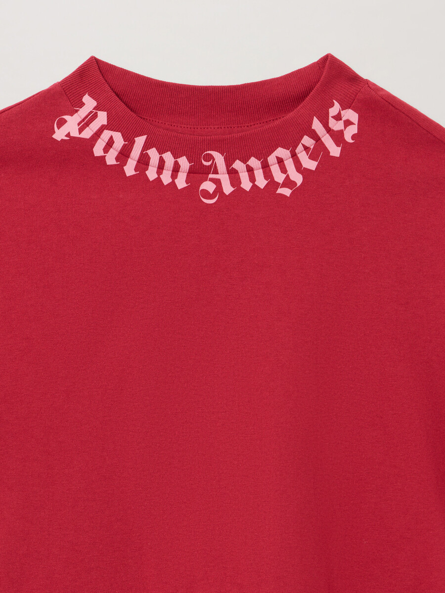 camiseta con logotipo en el cuello