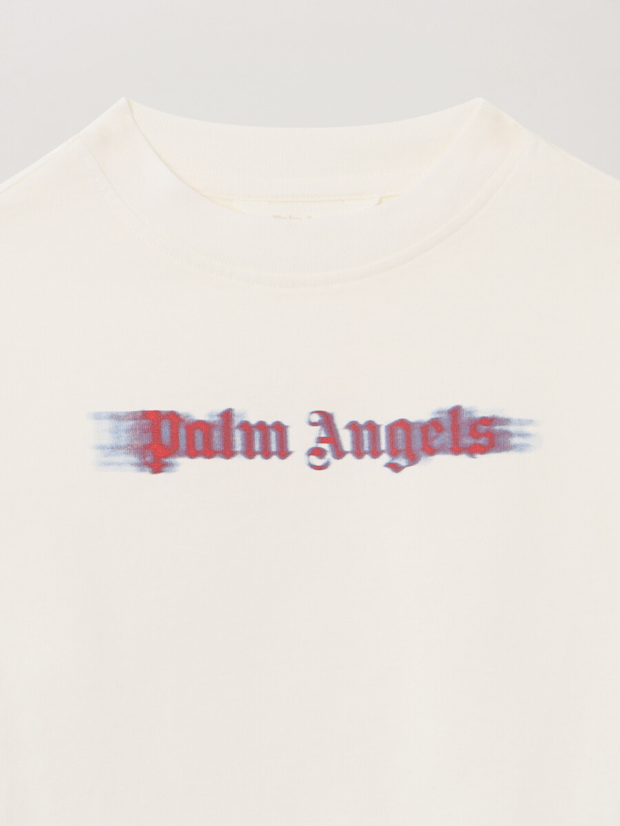 camiseta con logotipo borroso