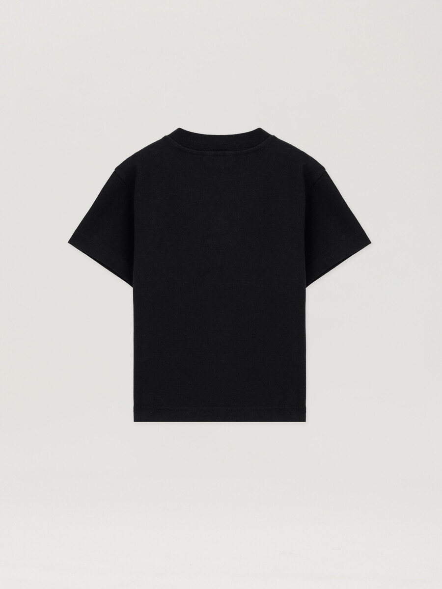 camiseta con logotipo borroso