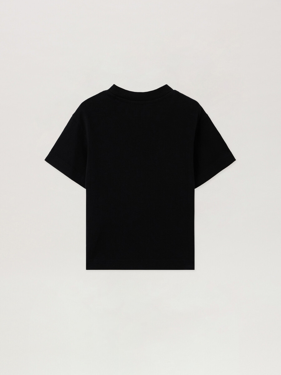 camiseta regular con logotipo en el cuello