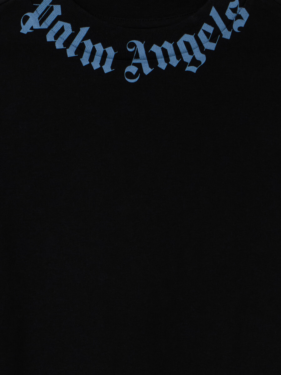 camiseta regular con logotipo en el cuello