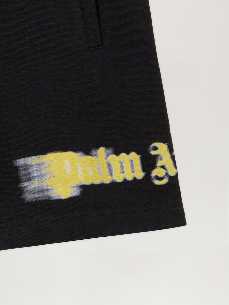 pantalones cortos deportivos con logotipo borroso