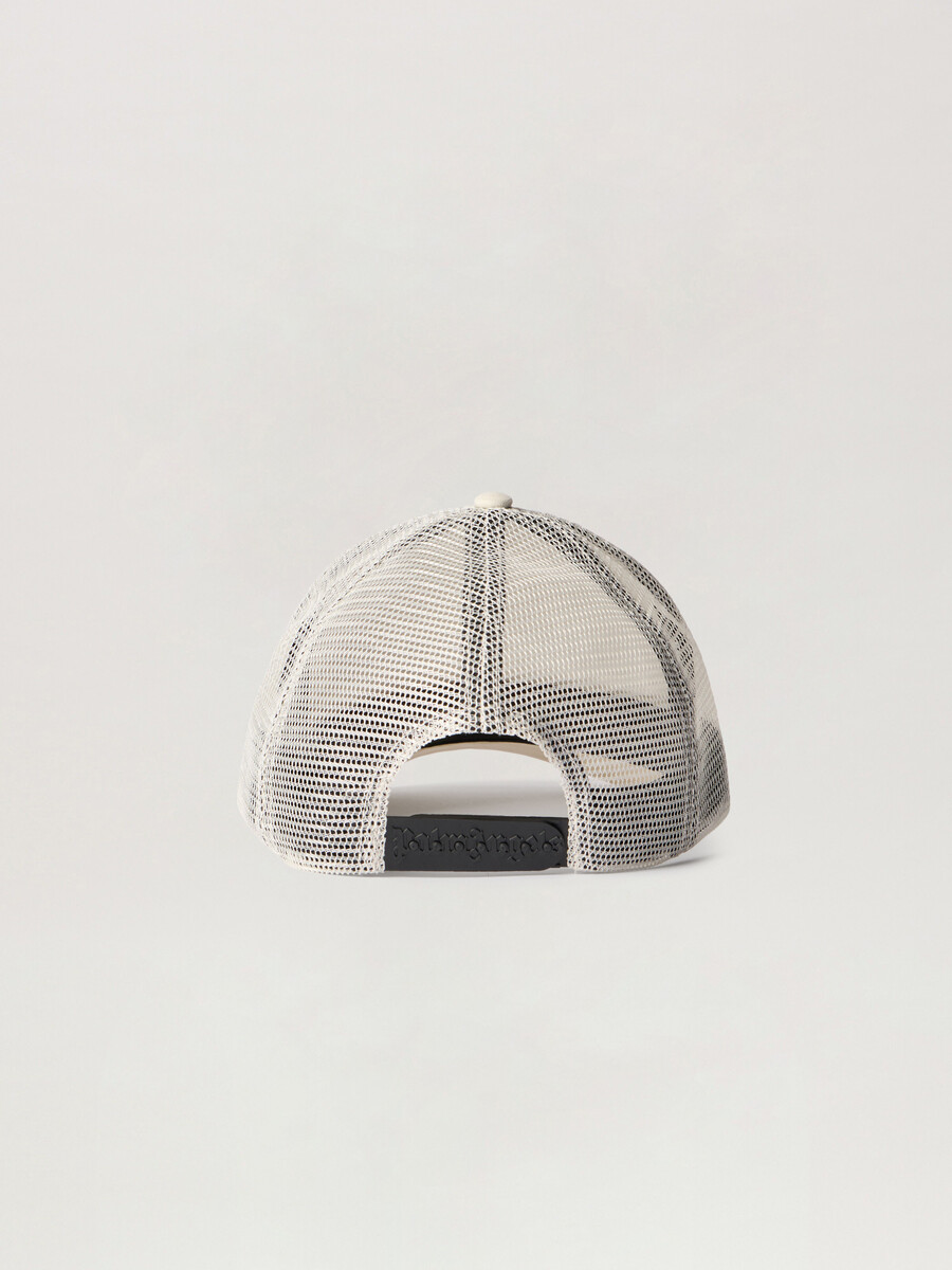 gorra de camionero con logotipo en aerosol