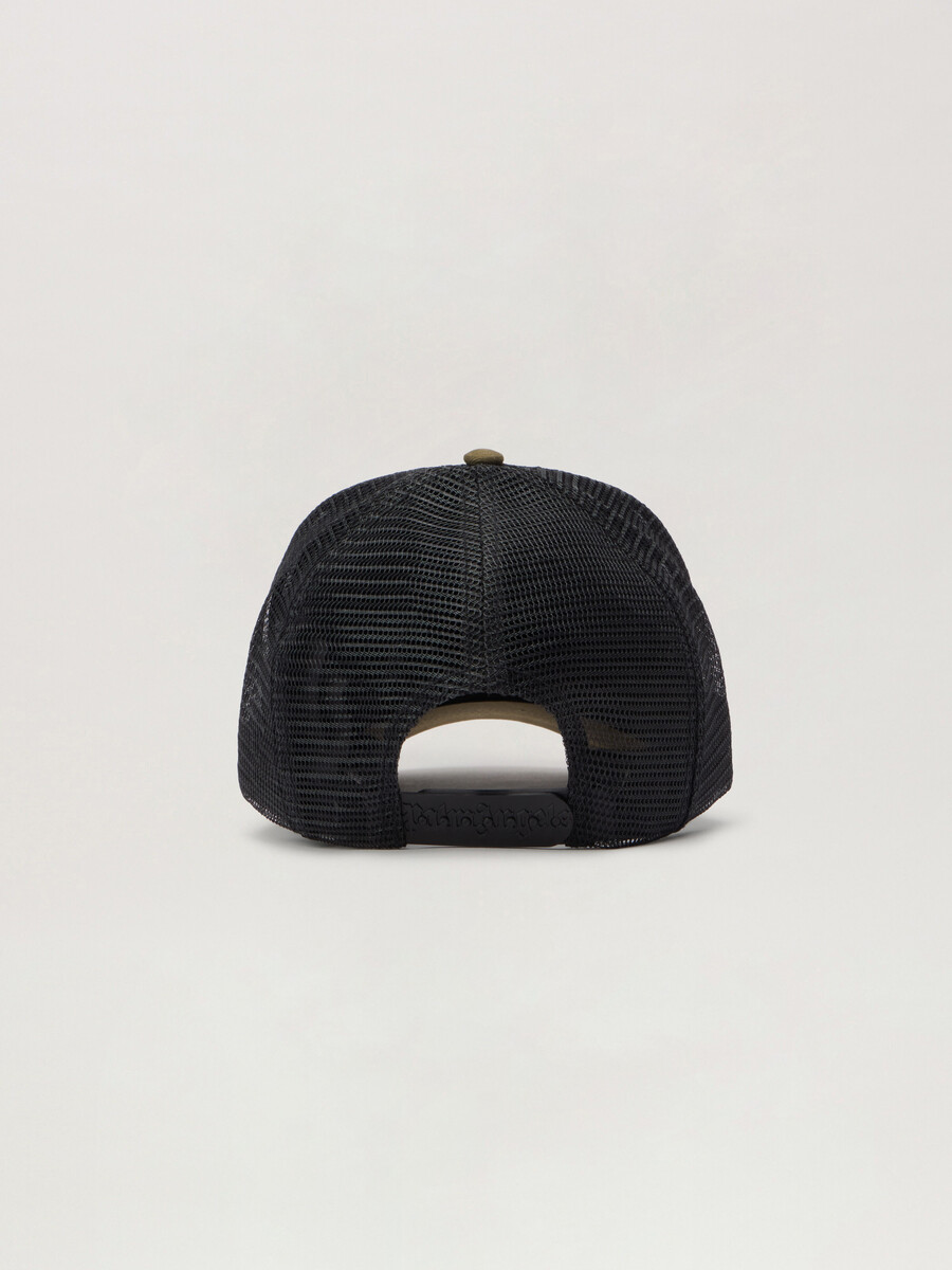 gorra de camionero con logotipo en aerosol
