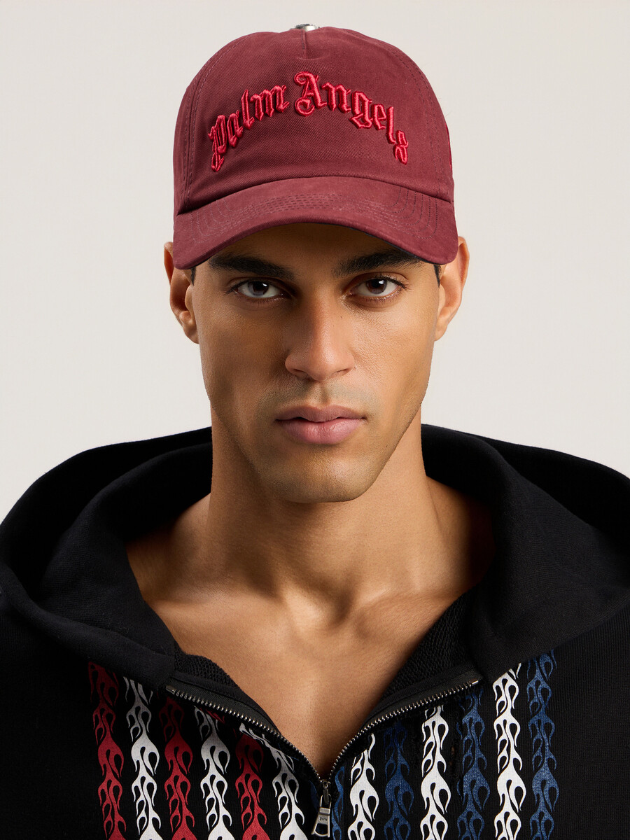 gorra con logotipo curvo