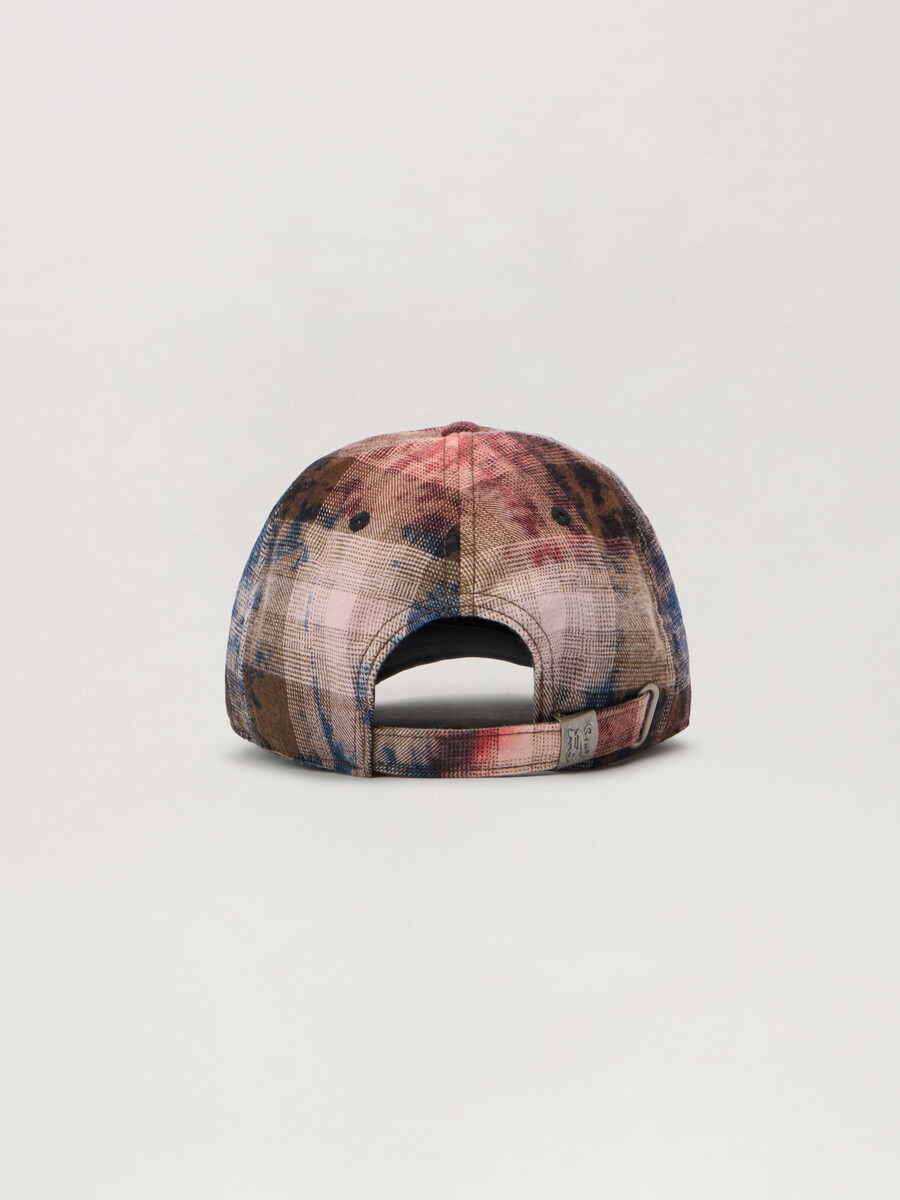 gorra con logo curvo a cuadros